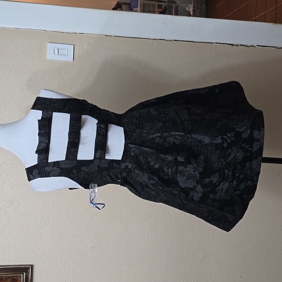 Forever 21 Rose Pattern Dress - Picture 4 of 9